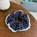 Dettaglio di un elastico per capelli a scacchi blu navy con bordo in pizzo bianco - Elastico A Quadretti Blu Con Bordo Bianco