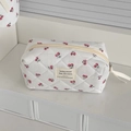 Beauty case trapuntato con stampa ciliegia bianco crema e etichetta minimalista - Bacche Trapuntate - Borsa Quadrata Ottagonale
