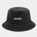 Dettaglio del ricamo Mom e dell'occhiello sul cappello a secchiello nero lavato - M (56-58cm) / Verde Militare