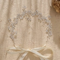 Cerchietto sposa argento con cristalli e perle, nastri beige su carta a trama naturale - Argento (HS-J6347S)