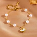 Détail du bracelet en acier inoxydable doré avec perles blanches et pendentif en cœur - Bracelet Perle Coeur en Coquille Blanche (O501)