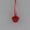 Primo piano di una campana di Natale rossa in metallo con incisione Believe e nastro - Stile Appeso Corda Rossa / Rosso