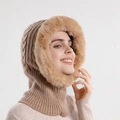 Cappuccio invernale in maglia con bordo in ecopelliccia caffè e scaldacollo integrato - Cachi