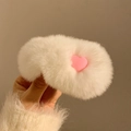 Weißer Plüsch-Haarclip mit rosa Herz-Detail für Damen elegantes Kunstfell-Accessoire - Weiß