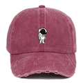 Gorra de béisbol vintage color burdeos lavado con bordado de astronauta y bordes rotos - Ajustable / Burdeos Distressed