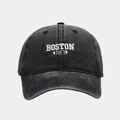 Dettaglio del cappellino in cotone lavato con ricamo Boston 3D bianco e texture vintage - Nero