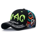 Stylische schwarze Baseballkappe mit neongrüner Stickerei und geometrischen Mustern - Fluoreszierende Grüne Stickerei/Seitliches Spleißen / Schwarz