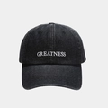 Dettaglio del ricamo GREATNESS bianco sul cappello da baseball in denim nero lavato - Regolabile / Nero
