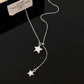 Dettaglio della collana d'argento con ciondolo a stella e catena snake su sfondo nero - Stile Simmetrico Argento