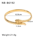 Gedetailleerde afmetingen van gouden slangenarmband met 6 cm binnendiameter en 1,3 cm kopbreedte - Gouden Schubbemtextuur Stijl (NB-B6192)