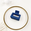 Dettaglio di un fermaglio per capelli quadrato blu scuro opaco su piatto bianco - Blu Reale
