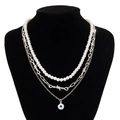 Primer plano de un collar de tres capas con perlas, cadena de alambre y colgante de ojo turco - Plateado (Blanco K 04653)
