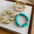 Vue détaillée du bracelet à perles dorées et de l'ensemble de bijoux en acrylique turquoise - 50# Jonc - Vert / Ensemble trois pièces / Or