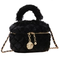 Sac cylindre en fausse fourrure noire avec chaîne dorée et pendentif camélia chic - Noir