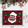 Detalle de mantel individual navideño con estampado de Papá Noel sobre fondo de madera - Estilo 3