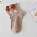 Beigefarbene Baumwollsocken mit braunem Plüsch-Kleeblatt-Detail in ästhetischer Flachlage - Einheitsgröße / Kamel Kaffee Blume