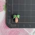 Mini arbre de cocotier en résine pour bricolage montrant la taille de 1,8cm sur tapis - Trois Cocotiers avec Feuilles Épaisses