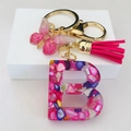 Dettaglio del portachiavi con lettera B in resina, pietre colorate e nappa rosa - Clip Nappa Farfalla Rosso Rosa / Lettera B