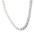 Collier asymétrique avec perles blanches et chaîne à maillons cubains argentés - Couleur Acier (KN229613-Z)