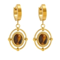 Vintage-Ohrringe aus goldenem Edelstahl mit ovalen Tigeraugen-Steinen auf weißem Grund - Gold