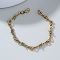 Detailed view of the vintage gold thorn chain bracelet with secure lobster clasp finish - Bracelet / Gold