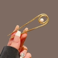 Épingle à cheveux dorée en forme de U avec design minimaliste et perle blanche - Épingle à cheveux en U dorée avec cercle et perle