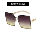 Occhiali da sole quadrati oversize con lenti sfumate grigio giallo e aste a catena oro - Grigio Giallo