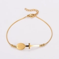 Detail van gouden religieuze armband met een medaille van Maria en kruis-hangers - Religieuze Medaille en Kruis Stijl / Goud