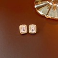 Boucles d'oreilles avec zircon taille émeraude et halo de cristaux, plaqué or - Boucles d'oreilles clous / Or