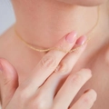 Elegante goldene Halskette mit einem minimalistischen Herz-Geburtsstein-Anhänger für Damen - O Kette