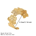 Bracciale rigido in acciaio inossidabile dorato con design floreale traforato - JH020 / Oro