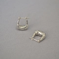 Macro di orecchini a U d'argento con trama a martello e superficie lucida irregolare - Argento