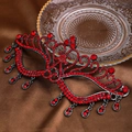 Nahaufnahme der roten Strass-Fransen und filigranen Metallmaske für Brautpartys - Schwarz Rot / 19*6.5cm