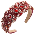 Dettaglio del cerchietto in velluto rosso con lussuosi cristalli rossi e rosa stile barocco - Rosso