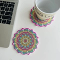 Vue détaillée de deux dessous-de-verre mandala colorés sur un bureau blanc avec café - Rose Foncé Mandala