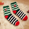 Festliche Korallenvlies-Socken mit grünen und schwarzen Streifen für Weihnachten - Einheitsgröße / Weihnachtsgeschenk