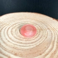 Perla piatta in agata rosa traslucida 5x10mm su un espositore in legno naturale - Rosso Anguria