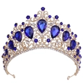 Dettaglio corona dorata con cristalli blu a pera e strass bianchi brillanti - KC Oro Strass Chiaro e Blu