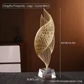 Abstrakte Gold-Metall-Skulptur auf Kristallsockel, 42cm moderne Dekoration für Zuhause - Groß Kristall Weiß