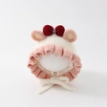 Dettaglio cappello neonato in maglia con bordo in pizzo rosa e grande fiocco rosso decorativo - 50cm(1-2 Anni) / Bianco