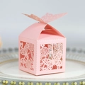 Scatola per bomboniere rosa tagliata al laser con motivi floreali e farfalla elegante - Rosa