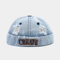 Dettaglio del ricamo CREATE e del denim lavato su un cappello docker senza tesa - Regolabile / Azzurro