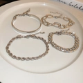 Detailopname van de zilveren kettingarmbandset met platte manchet en cubaanse schakels - Zilveren 4-delige Set