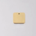 Gros plan du pendentif carré en acier inoxydable doré avec finition polie pour gravure - Doré
