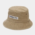Dettaglio del cappello pescatore kaki in cotone lavato con ricamo FOUNDED1986 e occhielli - M (56-58cm) / Cachi