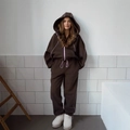 Tuta sportiva marrone scuro con bordino rosa composta da felpa oversize e pantaloni - S / Marrone
