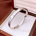 Dettaglio del bracciale d'argento con caratteri cinesi incisi per la benedizione - Stile Trama Mahjong Argento / Argento