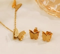 Goldenes Schmetterling-Schmuckset mit Halskette und Ohrsteckern auf Seidenstoff - 120 Dreiteiliges Set