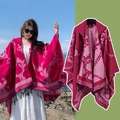 Châle en tricot ethnique magenta avec motifs baroques et pompons à franges noires - Couleur 28