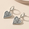 Boucles d'oreilles cœur vintage en argent avec relief floral et design bohème ajouré - Boucles d'oreilles coeur